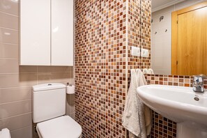 Een douche, een haardroger, handdoeken