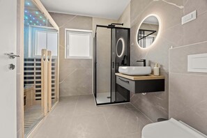 Shower, hair dryer, towels, shampoo - Villa Mia with private heated pool and sauna (Orbanići)