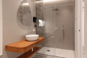 Deluxe-Dreibettzimmer, Balkon, Stadtblick | Badezimmer