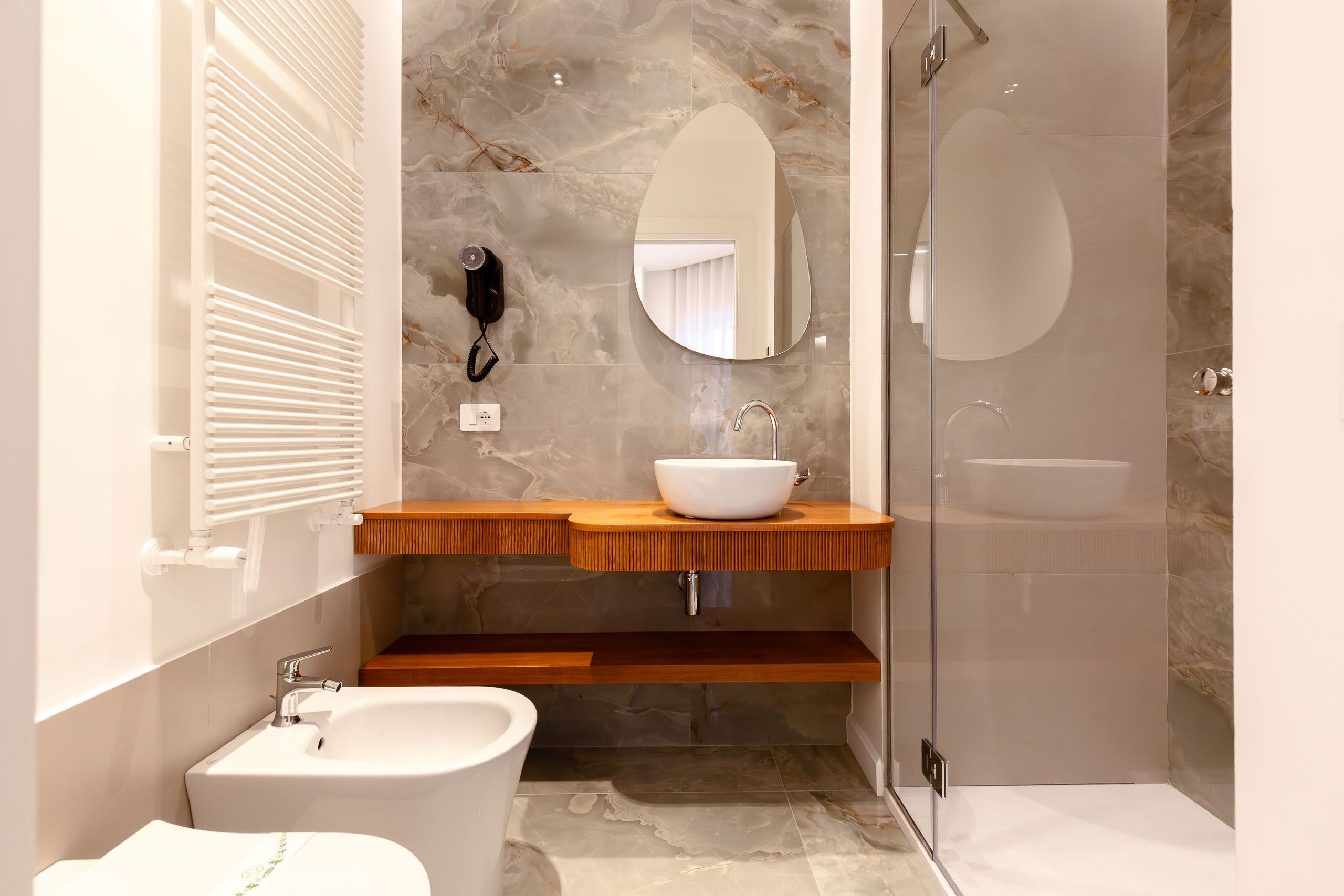 Camera Deluxe con letto matrimoniale o 2 letti singoli, balcone, vista città | Bagno | Sapone, shampoo, carta igienica