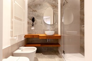 Habitación Deluxe con 1 cama doble o 2 individuales, balcón, vistas a la ciudad | Baño | Jabón, champú y papel higiénico