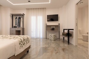 Habitación triple Deluxe, balcón, vistas a la ciudad | Wifi gratis