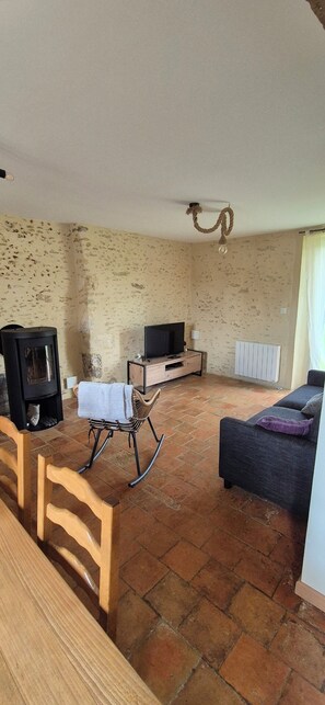 Living area - Vrbo Property (Vivoin)