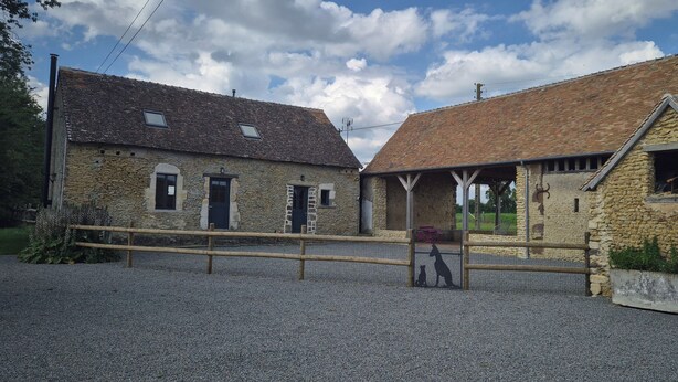 A stable with stone walls and a wooden fence. - Country house (Vivoin)