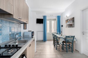 Fridge, microwave, oven, stovetop - Apartment 'Oasi Blu Corallo' with Wi-Fi and Air Conditioning (Castellammare del Golfo)