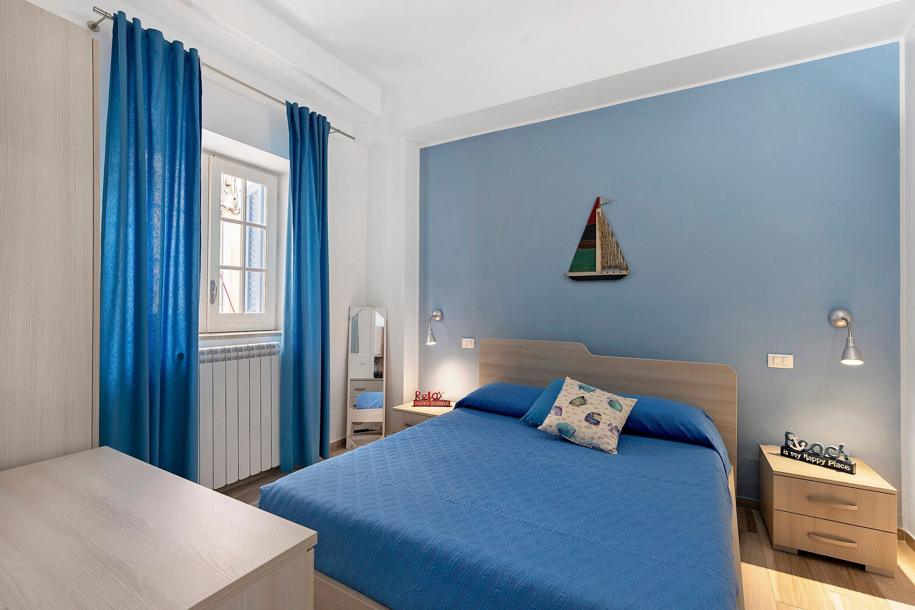 1 dormitorio, tabla de planchar con plancha, wifi y ropa de cama