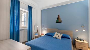 1 dormitorio, tabla de planchar con plancha, wifi y ropa de cama