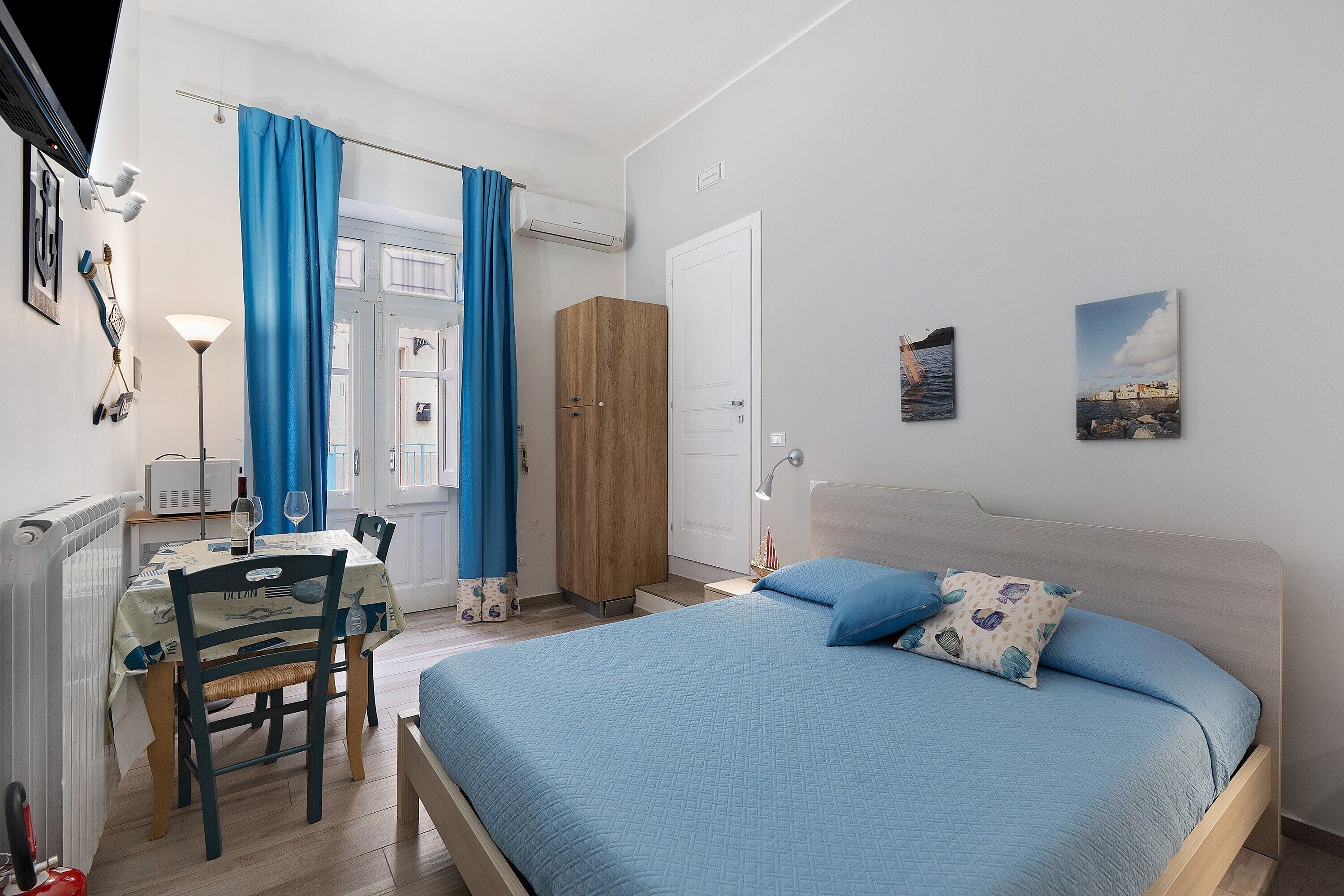 1 dormitorio, tabla de planchar con plancha, wifi y ropa de cama