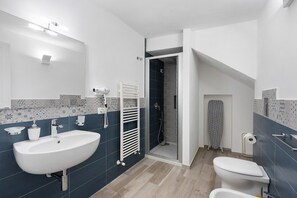 Douche, sèche-cheveux, serviettes fournies