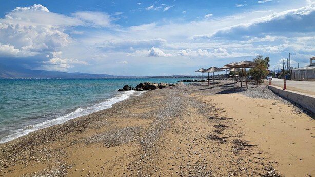 A beach with pebbles, a sandy area, and a clear blue sea. - Tsiamis Sea Sun - Quaint and Homely Getaway (Corinth)