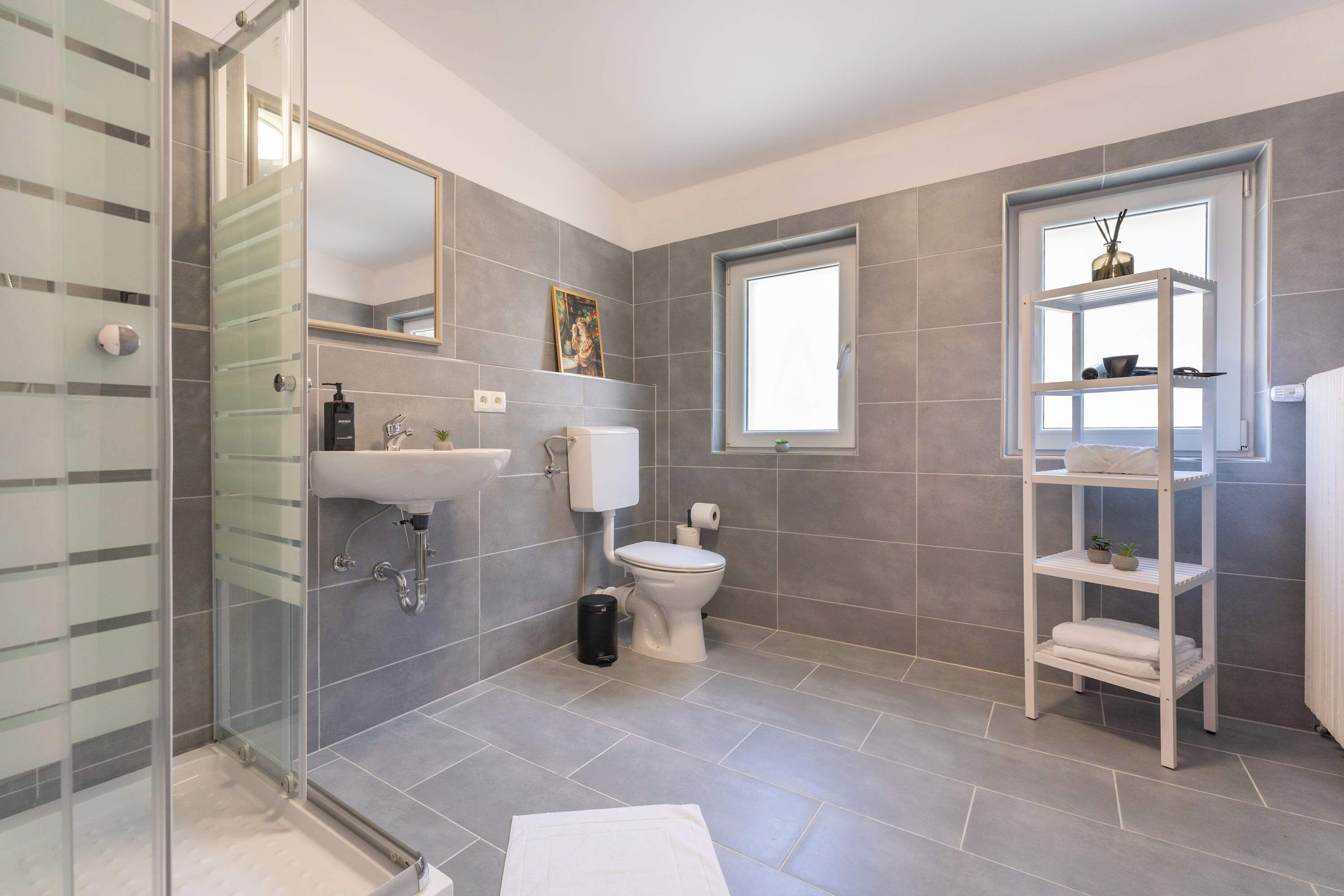 Dusche, Haartrockner, Handtücher, Shampoo