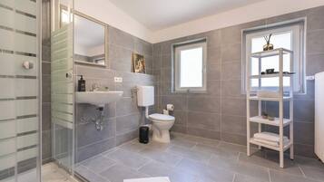 Dusche, Haartrockner, Handtücher, Shampoo