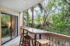 Outdoor dining - Royal Kahili B204 | Central AC | Across from Lyman’s & Banyans (Kailua-Kona)