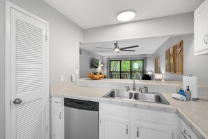 Fridge, microwave, oven, stovetop - Royal Kahili B204 | Central AC | Across from Lyman’s & Banyans (Kailua-Kona)