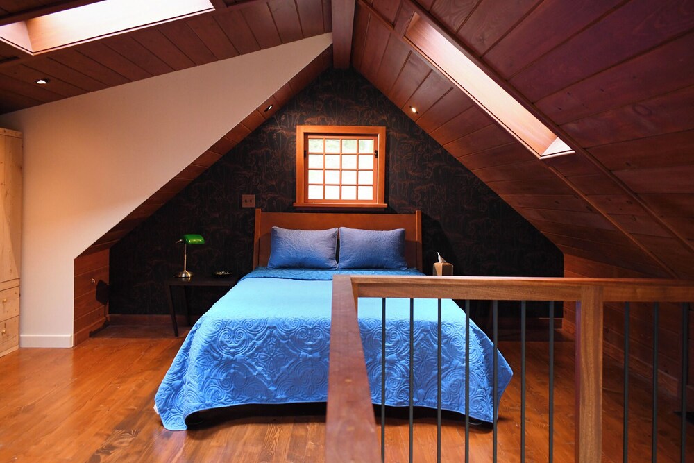 Design-forward retreat, walkable to Callicoon, artesian spring fed ...