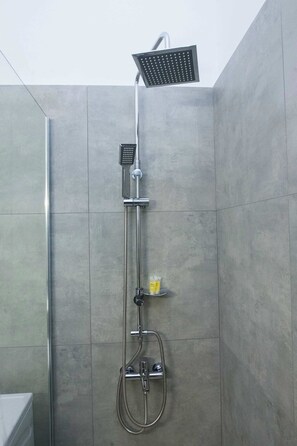 Shower, hair dryer, towels, shampoo - Trendy 1 Bd Stay near Kipseli Square (Athina)