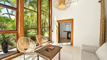 Deluxe-Vierbettzimmer, Veranda, Gartenblick | Wohnbereich | Smart-TV