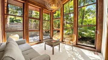 Deluxe-Vierbettzimmer, Veranda, Gartenblick | Wohnbereich | Smart-TV
