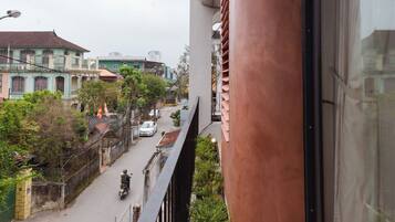 Kamar Double Standar, balkon, pemandangan kota