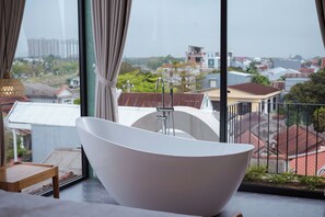 Junior tweepersoonskamer, uitzicht op stad | Badkamer