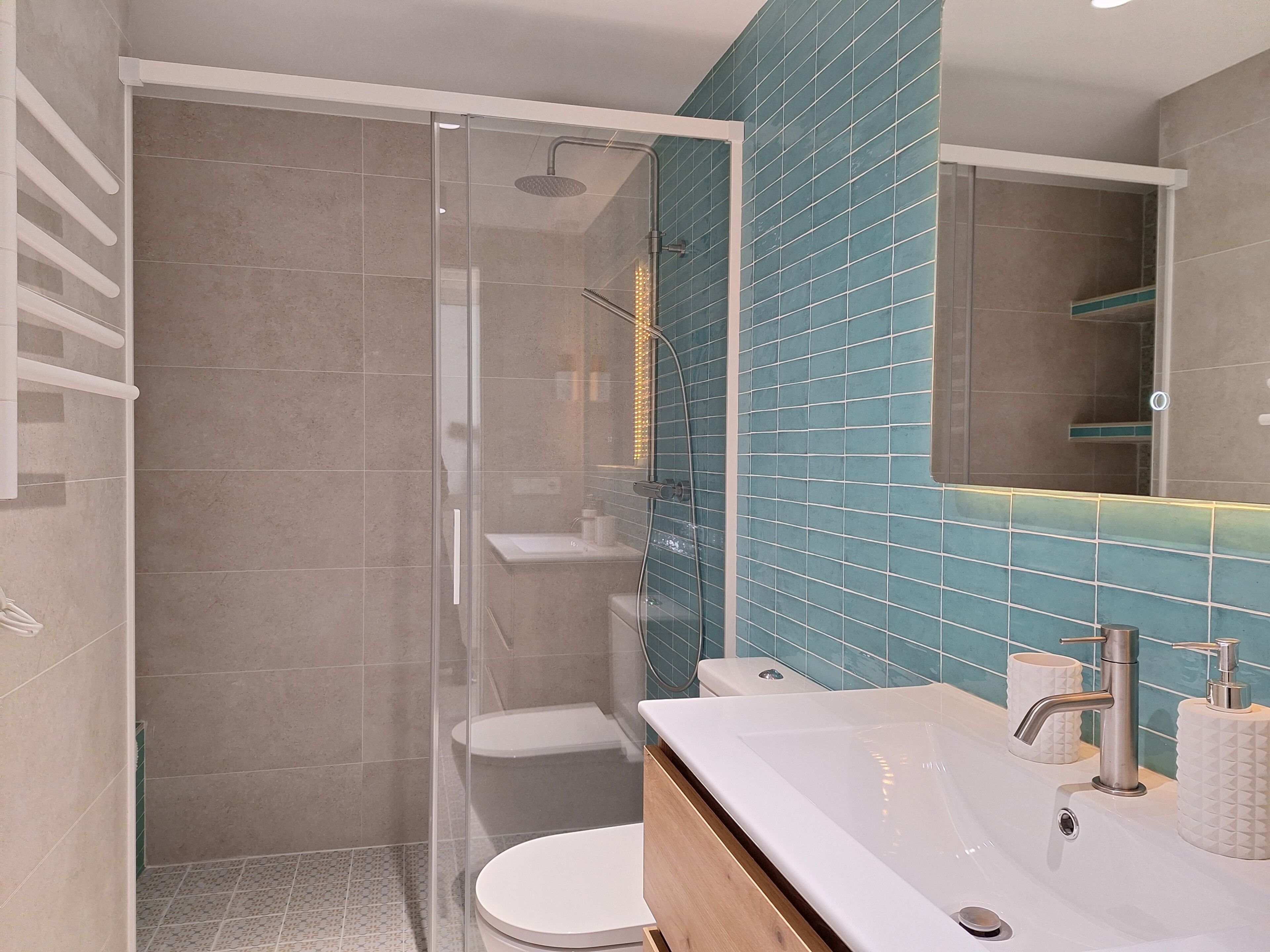 Een douche, handdoeken, zeep, toiletpapier