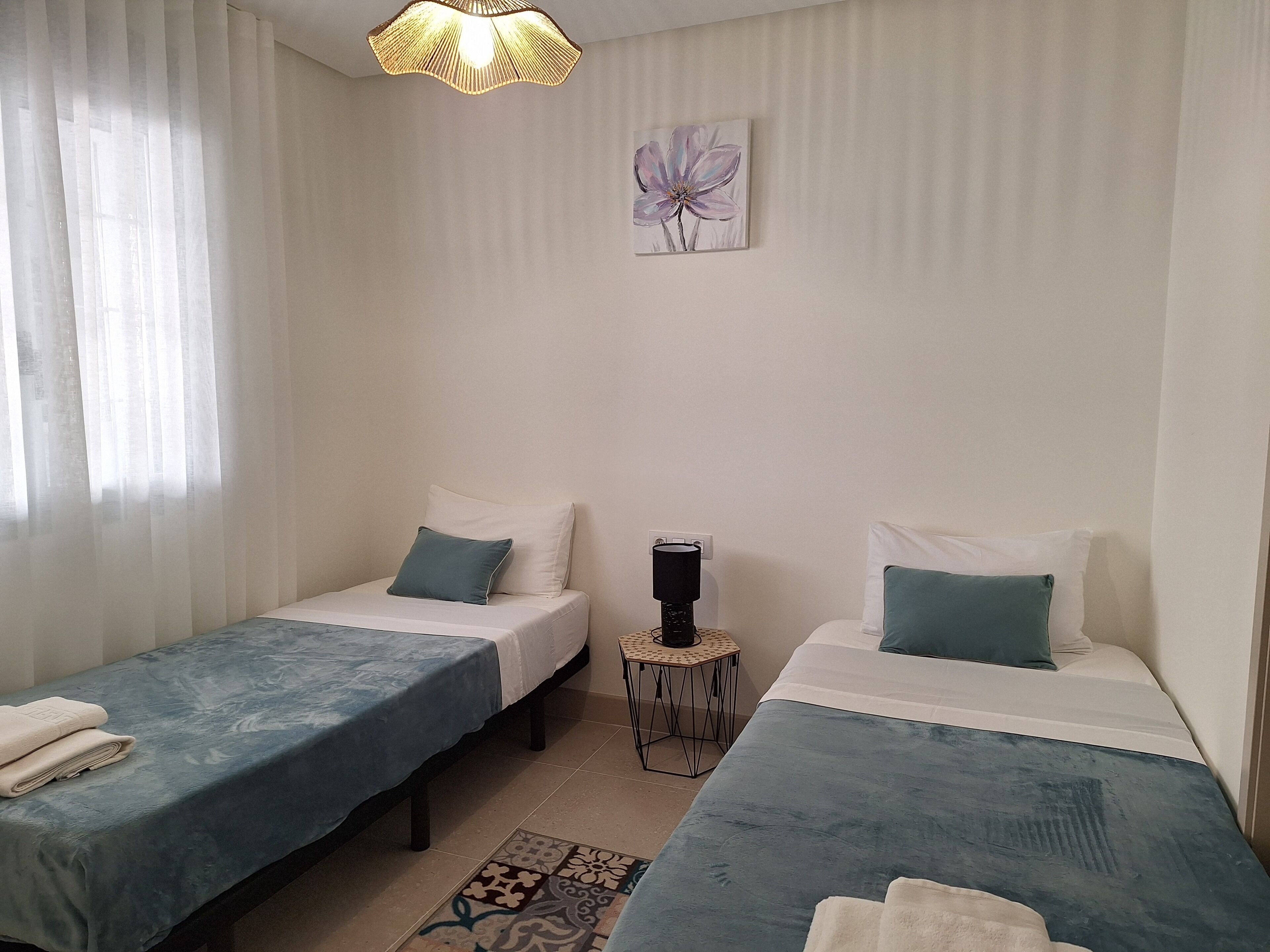 3 chambres, fer et planche à repasser, Wi-Fi, draps fournis