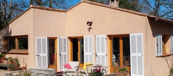 single-storey house with large shady garden 5 minutes from the center of Six Fours