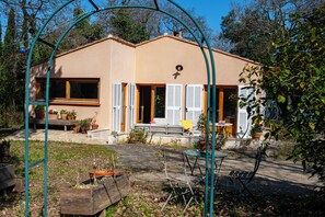 Outdoor dining - Vrbo Property (Six-Fours-les-Plages)