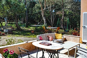 Outdoor dining - Vrbo Property (Six-Fours-les-Plages)