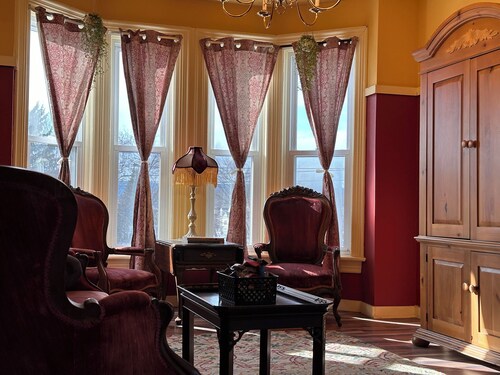 Beautiful Victorian Apartment on Broadway