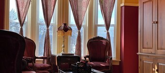 Beautiful Victorian Apartment on Broadway
