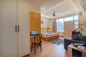 Luxury Villa, Balcony, Mountain View - Hillshades Retreat by Alaya Stays 6BHK (Solan)