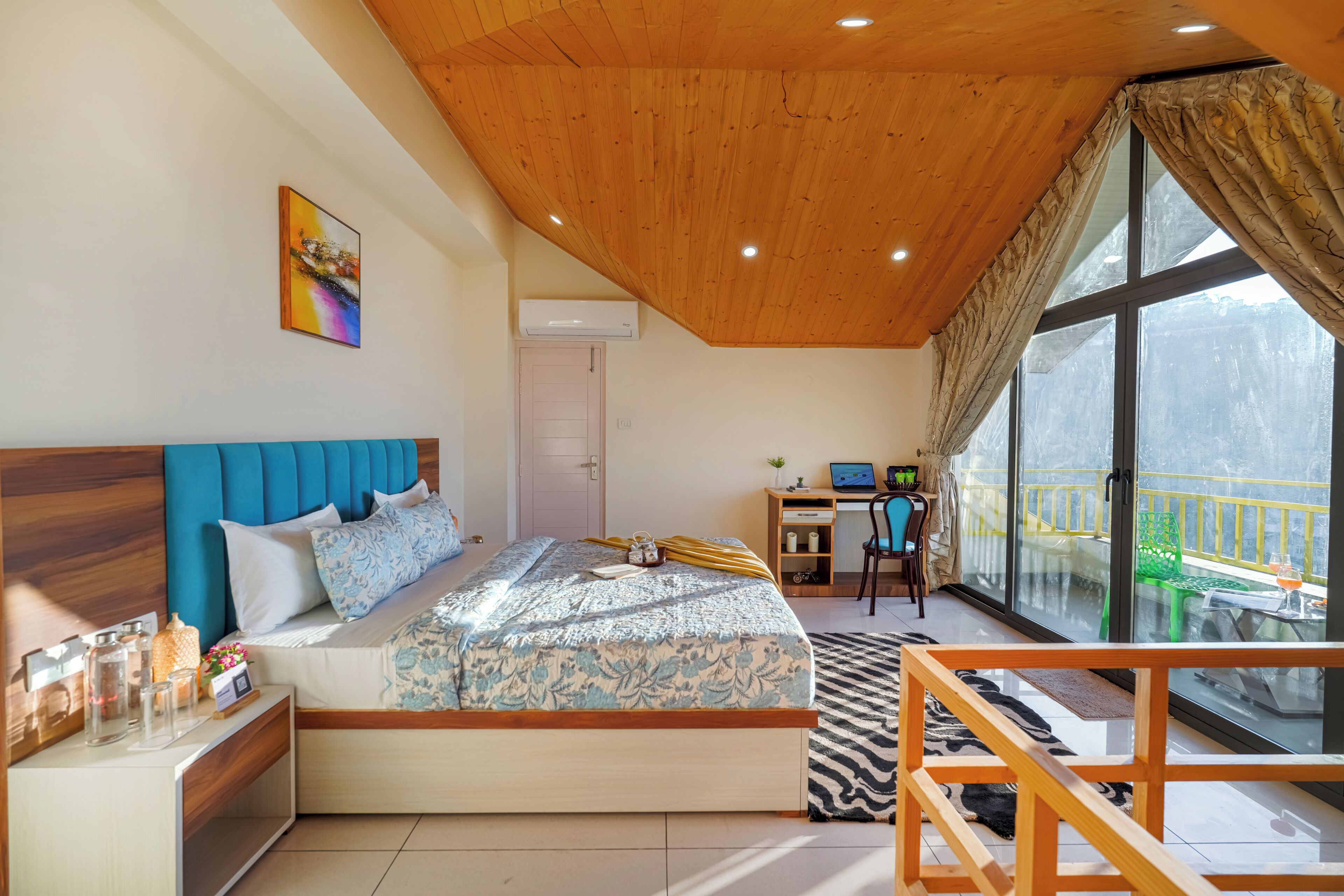 Luxe villa, balkon, uitzicht op bergen