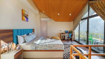 Luxe villa, balkon, uitzicht op bergen