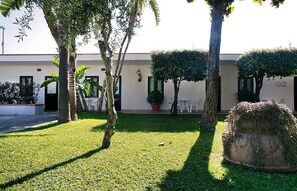 Property grounds - Marina Living Rooms – Comfort Quadruple Room with Shared Pool, Wi-Fi & Air Conditioning (Laura)