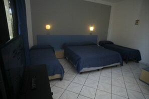 1 bedroom, WiFi, bed sheets - Marina Living Rooms – Comfort Quadruple Room with Shared Pool, Wi-Fi & Air Conditioning (Laura)