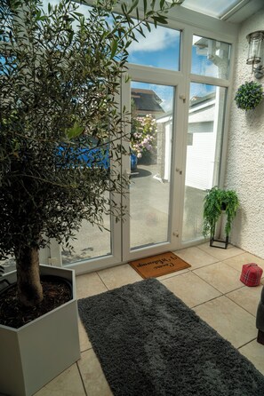 Interior - Beautiful Bungalow with sea and Mountain Views. Close to the beach and amenities (Benllech)