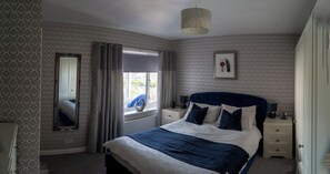 3 bedrooms, iron/ironing board, WiFi, bed sheets - Beautiful Bungalow with sea and Mountain Views. Close to the beach and amenities (Benllech)