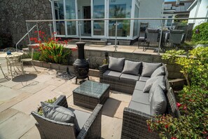 Outdoor dining - Beautiful Bungalow with sea and Mountain Views. Close to the beach and amenities (Benllech)