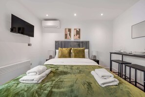 Iron/ironing board, travel cot, WiFi, bed sheets - Comfort Studio with Terrace in Knightsbridge (Greater London)