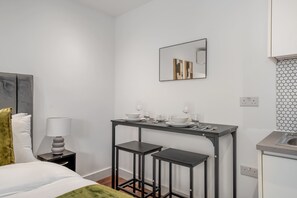 Iron/ironing board, travel cot, WiFi, bed sheets - Comfort Studio with Terrace in Knightsbridge (Greater London)