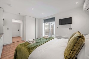 Iron/ironing board, travel cot, WiFi, bed sheets - Comfort Studio with Terrace in Knightsbridge (Greater London)