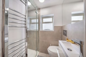 Dusche, Haartrockner, Handtücher, Shampoo