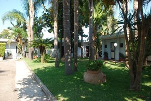 Property grounds - Marina Living Rooms – Basic Triple Room with Shared Pool, Wi-Fi & Air Conditioning (Laura)