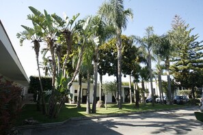 Property grounds - Marina Living Rooms – Basic Triple Room with Shared Pool, Wi-Fi & Air Conditioning (Laura)