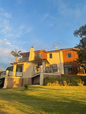 Exterior - Villa Snellstopia | Funky beach retreat with sea views, BBQ and great vibes (Snells Beach)