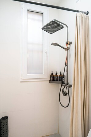 Douche, séchoir à cheveux, bidet, serviettes fournies