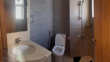 Deluxe Studio | Bathroom