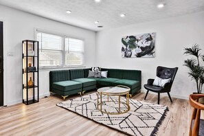 Living area - Quiet Downtown Maple Cottage Gem (Shelbyville)