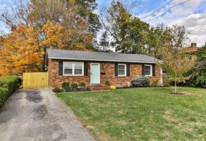 Exterior - Quiet Downtown Maple Cottage Gem (Shelbyville)